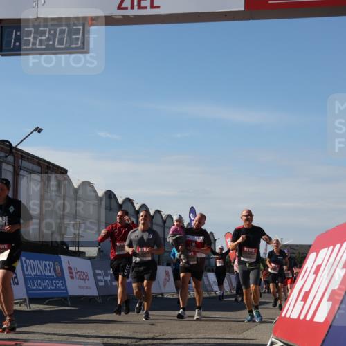 03.10.2025 - Köhlbrandbrückenlauf Luisa Fischer http://msf.ph/oto/9040332 03.10.2025 13:32:02 Ziel 4443, 4842, 4902, 5155, 5246, 5247, 5248, 5267, 6076, 6126, 6460, 6736 meine-sportfotos.de