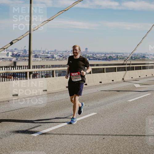 03.10.2025 - Köhlbrandbrückenlauf Michael Burmester http://msf.ph/oto/9040342 03.10.2025 12:21:21 Position 1  meine-sportfotos.de