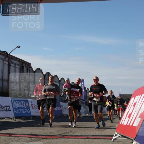 03.10.2025 - Köhlbrandbrückenlauf Luisa Fischer http://msf.ph/oto/9040343 03.10.2025 13:32:03 Ziel 4443, 4842, 4902, 5155, 5246, 5247, 5248, 6076, 6126, 6146, 6460 meine-sportfotos.de