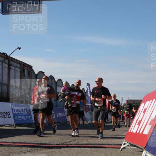 03.10.2025 - Köhlbrandbrückenlauf Luisa Fischer http://msf.ph/oto/9040345 03.10.2025 13:32:03 Ziel 4443, 4842, 4902, 5155, 5246, 5247, 5248, 6076, 6126, 6146, 6460 meine-sportfotos.de