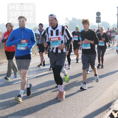 03.10.2025 - Köhlbrandbrückenlauf Lena Gebhardt http://msf.ph/oto/9040358 03.10.2025 09:25:05 Position 1 2770, 2765, 2768, 6 meine-sportfotos.de