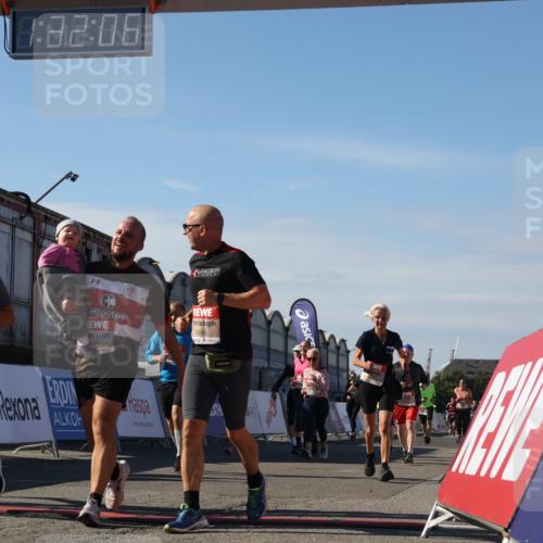 03.10.2025 - Köhlbrandbrückenlauf Luisa Fischer http://msf.ph/oto/9040378 03.10.2025 13:32:05 Ziel 4443, 4842, 4902, 5155, 5238, 5246, 5247, 5248, 5921, 5922, 5923, 6076, 6126, 6146, 6460 meine-sportfotos.de