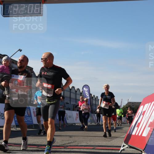 03.10.2025 - Köhlbrandbrückenlauf Luisa Fischer http://msf.ph/oto/9040384 03.10.2025 13:32:05 Ziel 4443, 4842, 4902, 5155, 5238, 5246, 5247, 5248, 5921, 5922, 5923, 6076, 6126, 6146, 6460 meine-sportfotos.de