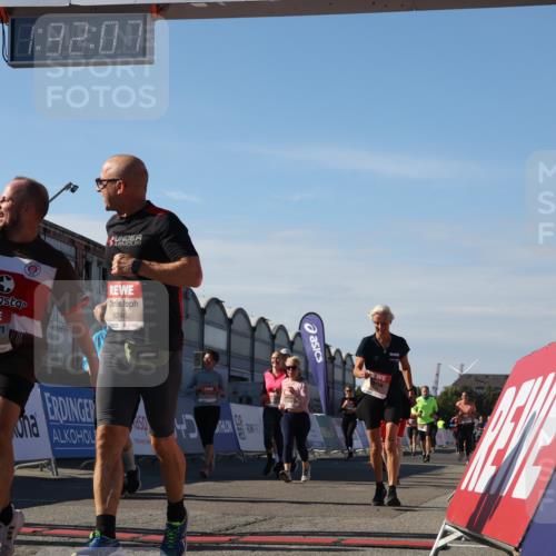 03.10.2025 - Köhlbrandbrückenlauf Luisa Fischer http://msf.ph/oto/9040389 03.10.2025 13:32:05 Ziel 4443, 4842, 4902, 5155, 5238, 5246, 5247, 5248, 5921, 5922, 5923, 6076, 6126, 6146, 6460 meine-sportfotos.de