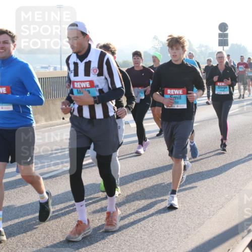 03.10.2025 - Köhlbrandbrückenlauf Lena Gebhardt http://msf.ph/oto/9040392 03.10.2025 09:25:05 Position 1 68, 2218, 2217, 7 meine-sportfotos.de