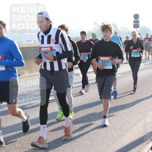 03.10.2025 - Köhlbrandbrückenlauf Lena Gebhardt http://msf.ph/oto/9040393 03.10.2025 09:25:06 Position 1 2770, 19, 68, 2217 meine-sportfotos.de