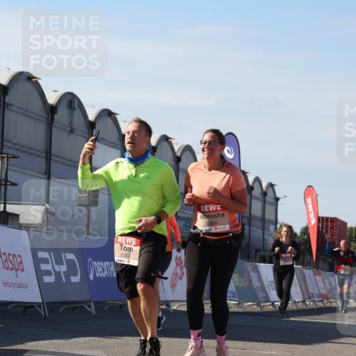 03.10.2025 - Köhlbrandbrückenlauf Luisa Fischer http://msf.ph/oto/9040438 03.10.2025 13:32:13 Ziel 4443, 4578, 4985, 5155, 5238, 5246, 5247, 5248, 5354, 5820, 5921, 5922, 5923, 6126, 6146, 6287, 6304, 6460 meine-sportfotos.de