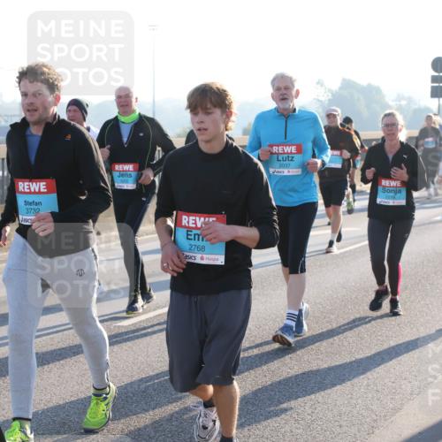 03.10.2025 - Köhlbrandbrückenlauf Lena Gebhardt http://msf.ph/oto/9040453 03.10.2025 09:25:06 Position 1 3256, 3732, 2768, 2037, 2218, 2217 meine-sportfotos.de