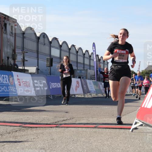 03.10.2025 - Köhlbrandbrückenlauf Luisa Fischer http://msf.ph/oto/9040458 03.10.2025 13:32:18 Ziel 4485, 4578, 4985, 5155, 5238, 5354, 5820, 5921, 5922, 5923, 6146, 6287, 6304 meine-sportfotos.de