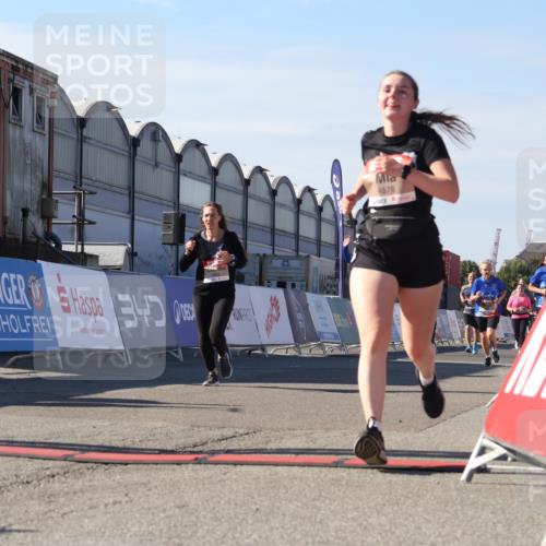 03.10.2025 - Köhlbrandbrückenlauf Luisa Fischer http://msf.ph/oto/9040464 03.10.2025 13:32:18 Ziel 4485, 4578, 4985, 5155, 5238, 5354, 5820, 5921, 5922, 5923, 6146, 6287, 6304 meine-sportfotos.de