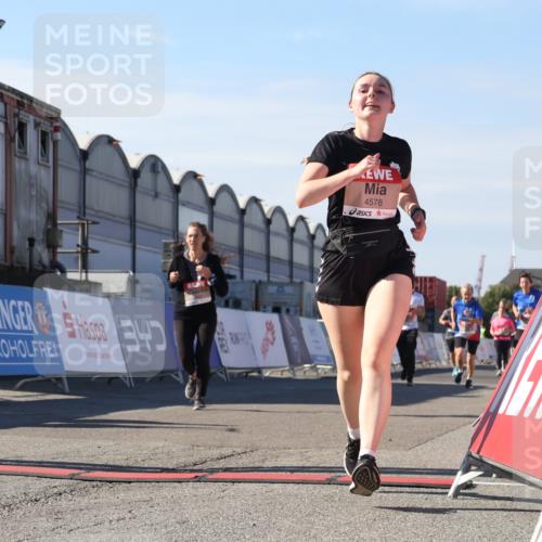 03.10.2025 - Köhlbrandbrückenlauf Luisa Fischer http://msf.ph/oto/9040467 03.10.2025 13:32:19 Ziel 4485, 4578, 4985, 5238, 5354, 5820, 5921, 5922, 5923, 6146, 6287, 6304 meine-sportfotos.de
