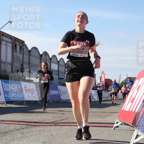 03.10.2025 - Köhlbrandbrückenlauf Luisa Fischer http://msf.ph/oto/9040478 03.10.2025 13:32:19 Ziel 4485, 4578, 4985, 5238, 5354, 5820, 5921, 5922, 5923, 6146, 6287, 6304 meine-sportfotos.de