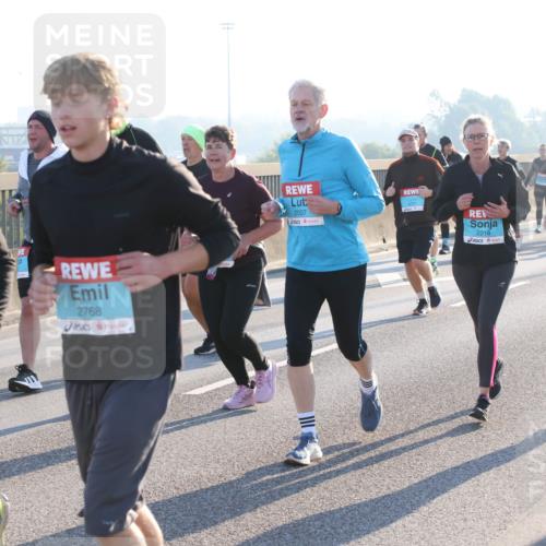 03.10.2025 - Köhlbrandbrückenlauf Lena Gebhardt http://msf.ph/oto/9040479 03.10.2025 09:25:07 Position 1 3732, 2768, 2037, 2218, 2217 meine-sportfotos.de