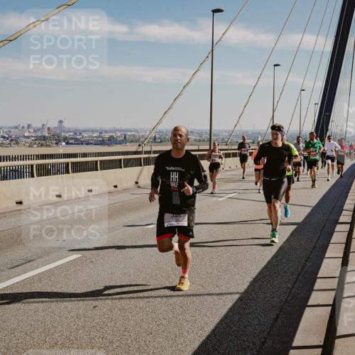 03.10.2025 - Köhlbrandbrückenlauf Michael Burmester http://msf.ph/oto/9040480 03.10.2025 12:21:34 Position 1 6266 meine-sportfotos.de
