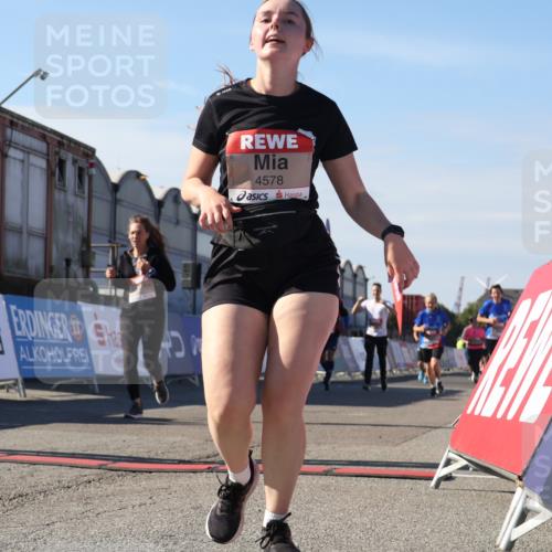 03.10.2025 - Köhlbrandbrückenlauf Luisa Fischer http://msf.ph/oto/9040483 03.10.2025 13:32:20 Ziel 4485, 4578, 4966, 4985, 5238, 5354, 5820, 5921, 5922, 5923, 6287, 6304 meine-sportfotos.de
