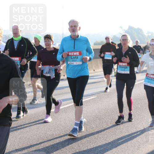03.10.2025 - Köhlbrandbrückenlauf Lena Gebhardt http://msf.ph/oto/9040492 03.10.2025 09:25:07 Position 1 2768, 2037, 2218, 2217 meine-sportfotos.de