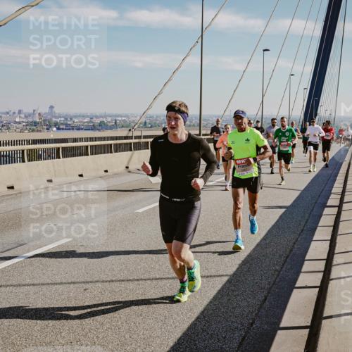 03.10.2025 - Köhlbrandbrückenlauf Michael Burmester http://msf.ph/oto/9040501 03.10.2025 12:21:35 Position 1  meine-sportfotos.de