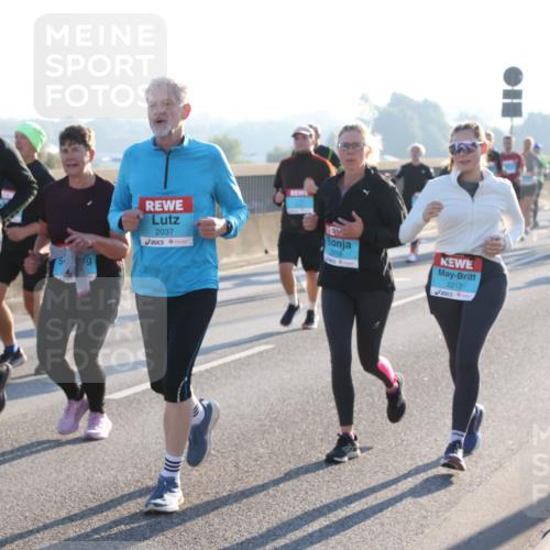 03.10.2025 - Köhlbrandbrückenlauf Lena Gebhardt http://msf.ph/oto/9040513 03.10.2025 09:25:07 Position 1 2037, 2218, 2217 meine-sportfotos.de