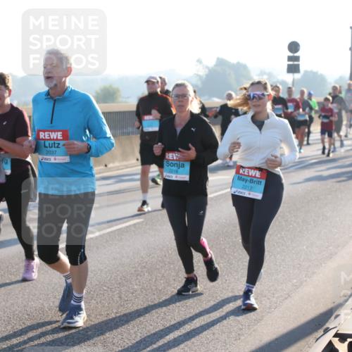 03.10.2025 - Köhlbrandbrückenlauf Lena Gebhardt http://msf.ph/oto/9040525 03.10.2025 09:25:07 Position 1 3256, 2037, 2218, 2217 meine-sportfotos.de