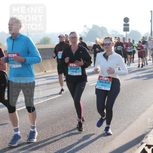 03.10.2025 - Köhlbrandbrückenlauf Lena Gebhardt http://msf.ph/oto/9040534 03.10.2025 09:25:08 Position 1 2037, 2218, 2217 meine-sportfotos.de