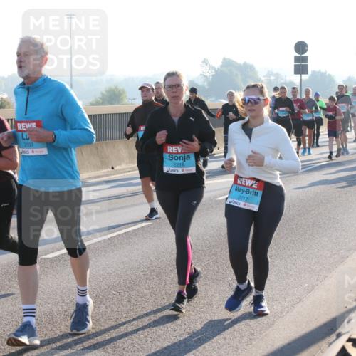 03.10.2025 - Köhlbrandbrückenlauf Lena Gebhardt http://msf.ph/oto/9040537 03.10.2025 09:25:08 Position 1 2037, 2218, 2217 meine-sportfotos.de