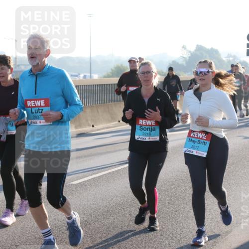 03.10.2025 - Köhlbrandbrückenlauf Lena Gebhardt http://msf.ph/oto/9040545 03.10.2025 09:25:08 Position 1 3256, 2037, 2218, 2217 meine-sportfotos.de