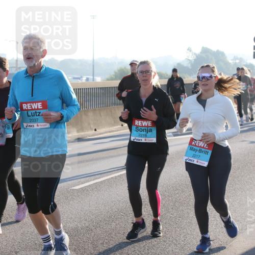 03.10.2025 - Köhlbrandbrückenlauf Lena Gebhardt http://msf.ph/oto/9040550 03.10.2025 09:25:08 Position 1 256, 2037, 2218, 2217 meine-sportfotos.de