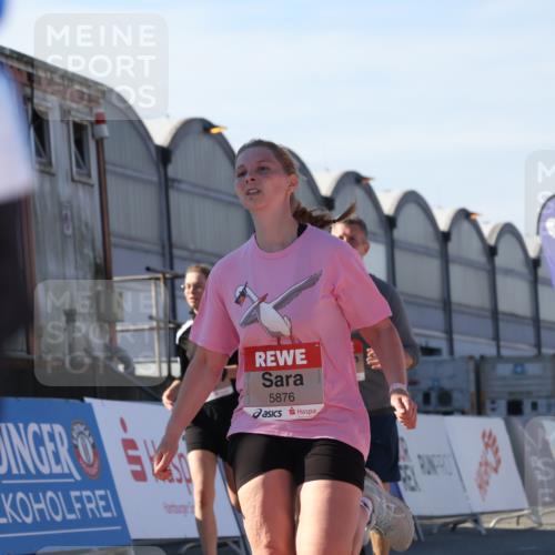03.10.2025 - Köhlbrandbrückenlauf Luisa Fischer http://msf.ph/oto/9040555 03.10.2025 13:32:34 Ziel 4966, 5226, 5255, 5286, 5357, 5442, 5876, 5891, 5892, 6141 meine-sportfotos.de