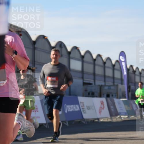 03.10.2025 - Köhlbrandbrückenlauf Luisa Fischer http://msf.ph/oto/9040562 03.10.2025 13:32:34 Ziel 4966, 5226, 5255, 5286, 5357, 5442, 5876, 5891, 5892, 6141 meine-sportfotos.de