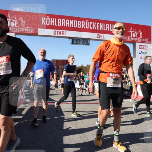 03.10.2025 - Köhlbrandbrückenlauf Lena Gebhardt http://msf.ph/oto/9040563 03.10.2025 13:16:54 Ziel 4168, 4356, 4359, 4551, 4605, 5028, 5053, 5099, 5100, 5166, 5302, 5385, 5386, 5453, 5467, 5840, 6286, 6299, 6340, 6343, 6474, 6620, 6623, 6658, 6697, 6746, 6785 meine-sportfotos.de