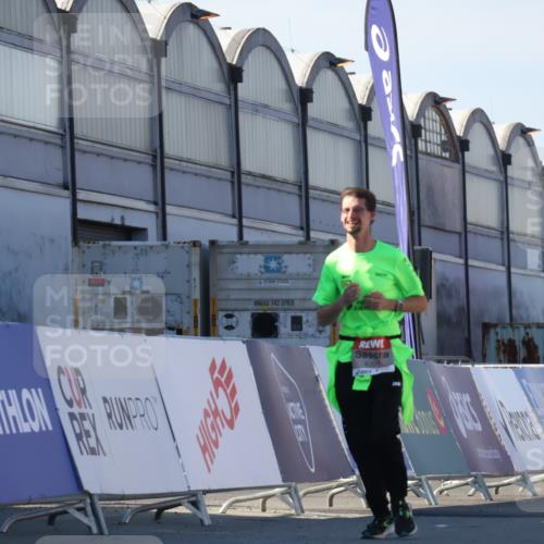 03.10.2025 - Köhlbrandbrückenlauf Luisa Fischer http://msf.ph/oto/9040577 03.10.2025 13:32:36 Ziel 4966, 5226, 5255, 5286, 5357, 5442, 5876, 5891, 5892, 6141, 6360 meine-sportfotos.de