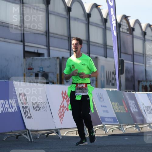 03.10.2025 - Köhlbrandbrückenlauf Luisa Fischer http://msf.ph/oto/9040588 03.10.2025 13:32:36 Ziel 4966, 5226, 5255, 5286, 5357, 5442, 5876, 5891, 5892, 6141, 6360 meine-sportfotos.de