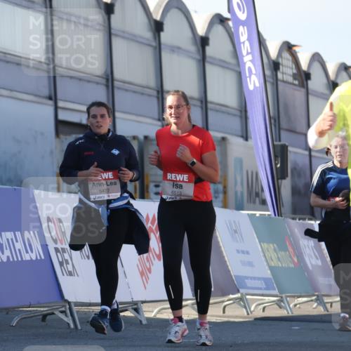 03.10.2025 - Köhlbrandbrückenlauf Luisa Fischer http://msf.ph/oto/9040623 03.10.2025 13:32:43 Ziel 5226, 5255, 5286, 5442, 5876, 6147, 6148, 6360, 6513 meine-sportfotos.de