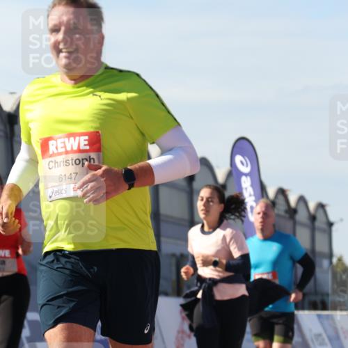 03.10.2025 - Köhlbrandbrückenlauf Luisa Fischer http://msf.ph/oto/9040650 03.10.2025 13:32:46 Ziel 5133, 5226, 5255, 5442, 5446, 5477, 5478, 6147, 6148, 6360, 6513 meine-sportfotos.de