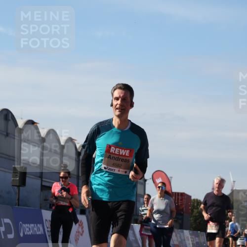 03.10.2025 - Köhlbrandbrückenlauf Luisa Fischer http://msf.ph/oto/9040736 03.10.2025 13:32:59 Ziel 4582, 4941, 5110, 5133, 5187, 5273, 5446, 5477, 5478, 6067, 6455, 6513 meine-sportfotos.de
