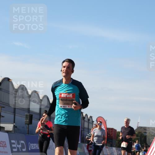 03.10.2025 - Köhlbrandbrückenlauf Luisa Fischer http://msf.ph/oto/9040743 03.10.2025 13:32:59 Ziel 4582, 4941, 5110, 5133, 5187, 5273, 5446, 5477, 5478, 6067, 6455, 6513 meine-sportfotos.de