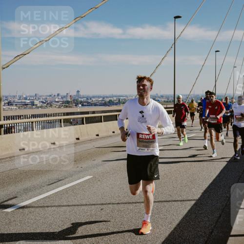 03.10.2025 - Köhlbrandbrückenlauf Michael Burmester http://msf.ph/oto/9040749 03.10.2025 12:21:55 Position 1 4491 meine-sportfotos.de
