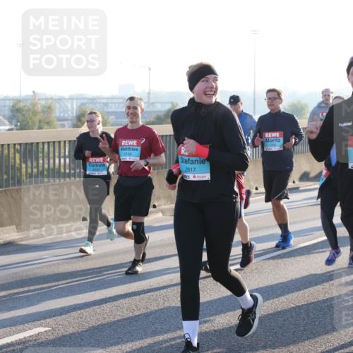 03.10.2025 - Köhlbrandbrückenlauf Lena Gebhardt http://msf.ph/oto/9040761 03.10.2025 09:25:14 Position 1 270, 5, 2641, 2139, 2617, 13, 2616, 1992 meine-sportfotos.de