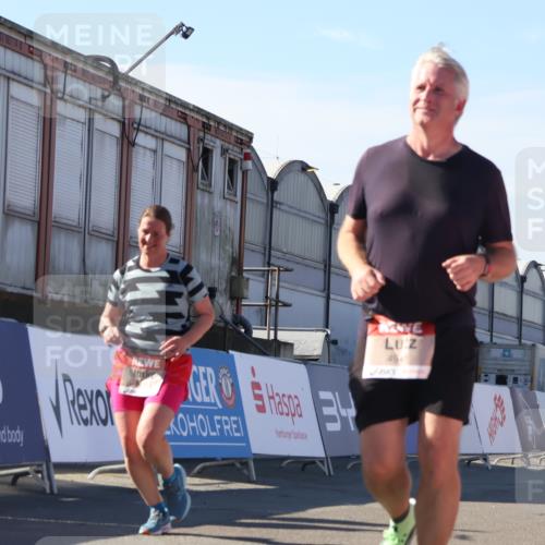 03.10.2025 - Köhlbrandbrückenlauf Luisa Fischer http://msf.ph/oto/9040785 03.10.2025 13:33:05 Ziel 4582, 4941, 6067, 6376, 6455 meine-sportfotos.de