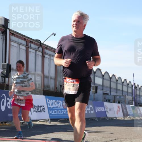 03.10.2025 - Köhlbrandbrückenlauf Luisa Fischer http://msf.ph/oto/9040794 03.10.2025 13:33:05 Ziel 4582, 4941, 6067, 6376, 6455 meine-sportfotos.de