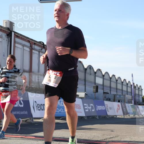 03.10.2025 - Köhlbrandbrückenlauf Luisa Fischer http://msf.ph/oto/9040798 03.10.2025 13:33:06 Ziel 4582, 4941, 6067, 6376, 6455 meine-sportfotos.de