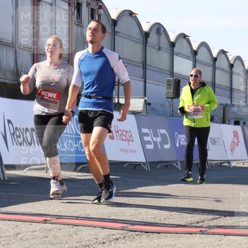 03.10.2025 - Köhlbrandbrückenlauf Luisa Fischer http://msf.ph/oto/9040826 03.10.2025 13:33:13 Ziel 4755, 4775, 4941, 5783, 6067, 6376, 6455 meine-sportfotos.de