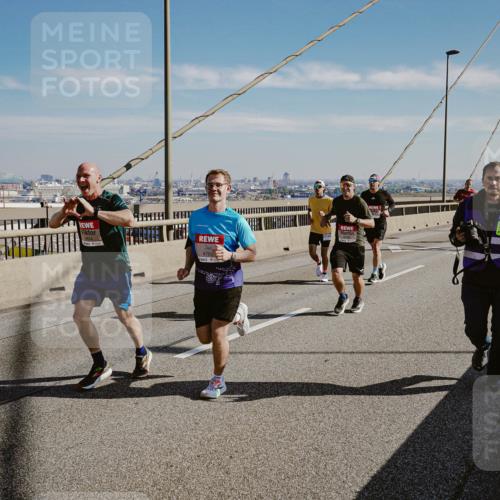 03.10.2025 - Köhlbrandbrückenlauf Michael Burmester http://msf.ph/oto/9040829 03.10.2025 12:22:00 Position 1 6760 meine-sportfotos.de
