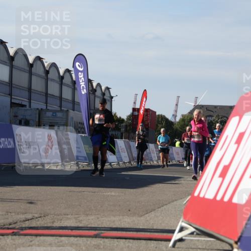 03.10.2025 - Köhlbrandbrückenlauf Luisa Fischer http://msf.ph/oto/9040887 03.10.2025 13:33:18 Ziel 4755, 4775, 5783 meine-sportfotos.de
