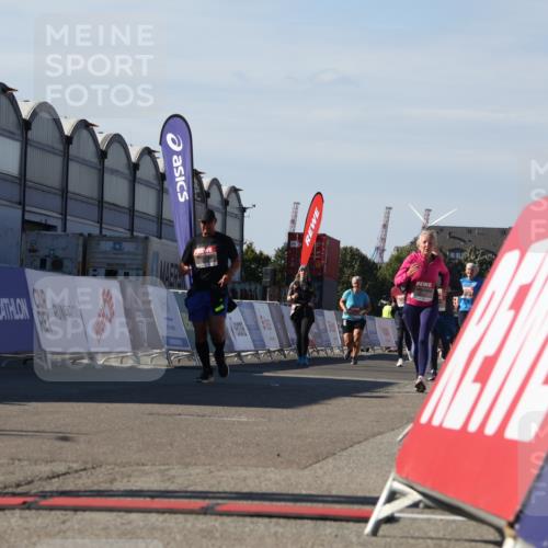 03.10.2025 - Köhlbrandbrückenlauf Luisa Fischer http://msf.ph/oto/9040890 03.10.2025 13:33:18 Ziel 4755, 4775, 5783 meine-sportfotos.de