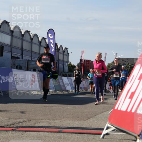 03.10.2025 - Köhlbrandbrückenlauf Luisa Fischer http://msf.ph/oto/9040904 03.10.2025 13:33:20 Ziel 4755, 4775, 5211, 5413, 5783 meine-sportfotos.de