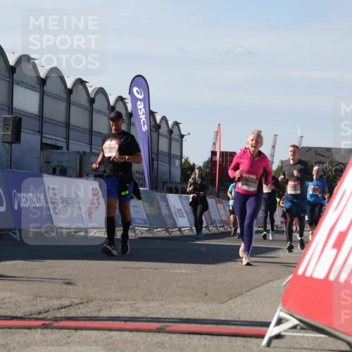 03.10.2025 - Köhlbrandbrückenlauf Luisa Fischer http://msf.ph/oto/9040909 03.10.2025 13:33:20 Ziel 4755, 4775, 5211, 5413, 5783 meine-sportfotos.de