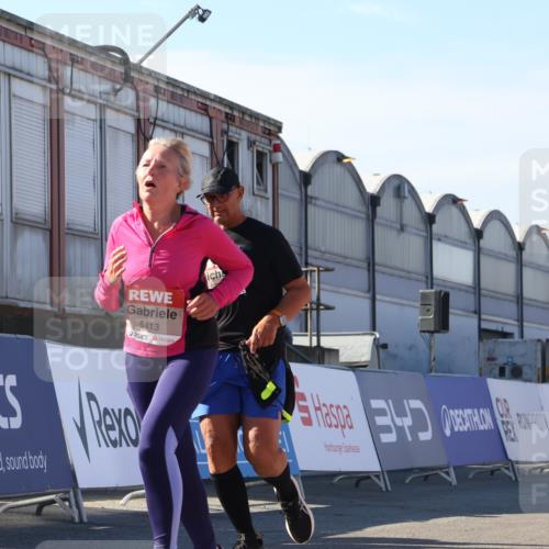 03.10.2025 - Köhlbrandbrückenlauf Luisa Fischer http://msf.ph/oto/9040972 03.10.2025 13:33:24 Ziel 4755, 4775, 5211, 5413, 5549, 5783, 6276 meine-sportfotos.de