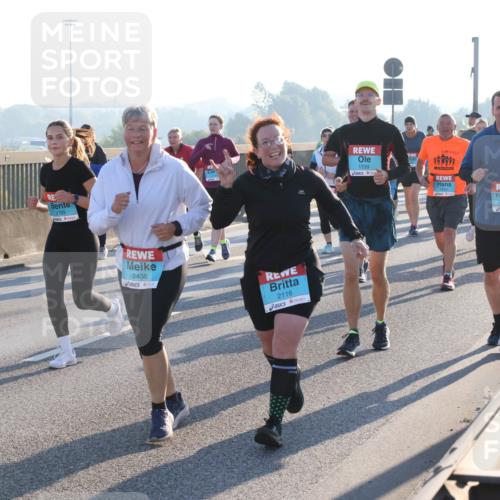 03.10.2025 - Köhlbrandbrückenlauf Lena Gebhardt http://msf.ph/oto/9040979 03.10.2025 09:25:21 Position 1 3125, 2436, 2116, 1539, 2451 meine-sportfotos.de