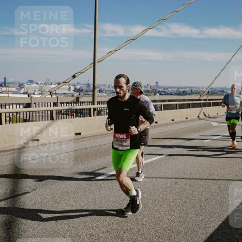 03.10.2025 - Köhlbrandbrückenlauf Michael Burmester http://msf.ph/oto/9041000 03.10.2025 12:22:12 Position 1 4016 meine-sportfotos.de